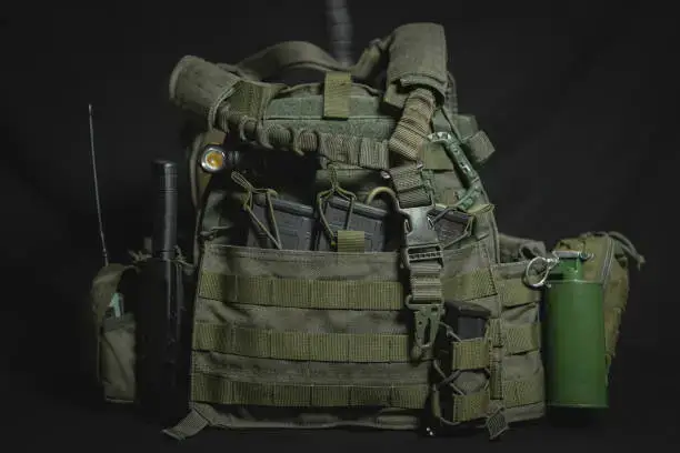 Taktische Ausrüstung, militärischer Plattenträger mit Gewehrmagazinen