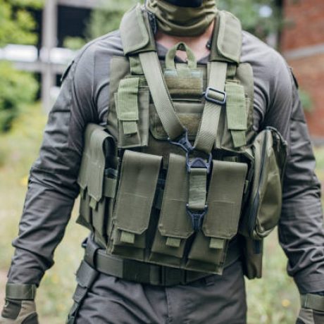 istockphoto-1464121626-612×612 Крупный план военного в камуфляжной форме на тренировочной площадке