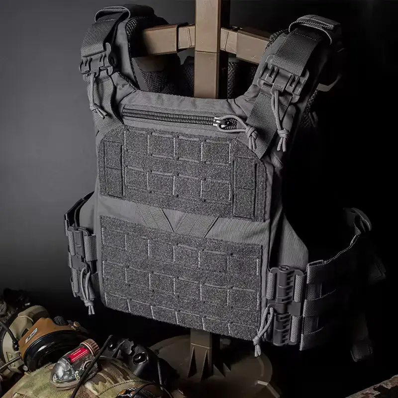 Quick-release plate carriers for emergency situations